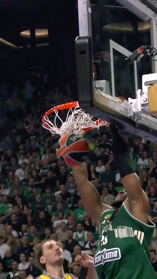 GET OUT OF HIS WAYYY 😤💪🏾

@guerschon__ IS HOOPIN’ ☘️

#WeTheGreens #paobcaktor #FeelEveryMoment