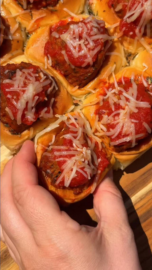 Tiny sliders. Big game-day energy. 🏈🤌
Mama Mancini’s Meatballs + melty cheese + slider buns = the kind of appetizer that somehow disappears before the game even starts. 😂
Pro tip: make more than you think you need.

#mamamancinis #meatballsliders #gamedayrecipes #easyappetizers