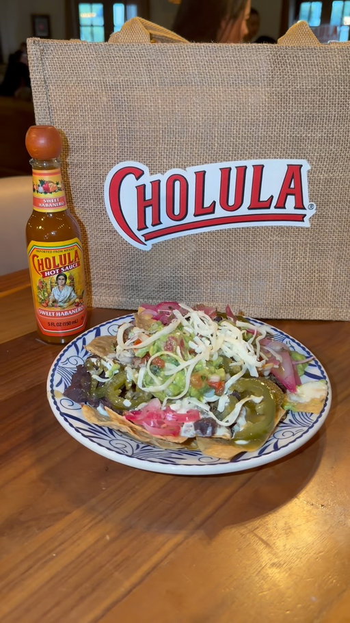 #Ad #Cholulapartner A night worth savoring at Casa Cholula by @cholulahotsauce 🌶️

From bold flavors and new bites to learning how Cholula seasonings & sauces can go beyond taco night, every part of the night was worth savoring! I came alone and left with so many new connections, which made the experience even better.