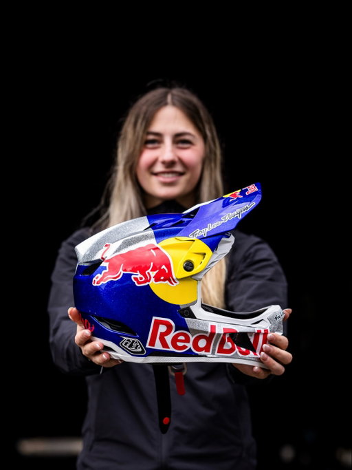 Suits you @alethaostgaard 🤩

That @tld_bike x @redbullbike combo slaps 👏

#CanyonBikes #MTB