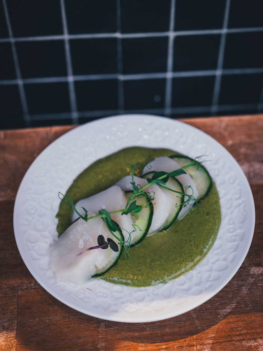 Werbung | Was „Dirty Dining“ ist, hat Daniel Marg letzte Woche im Rocaille in Düsseldorf eindrucksvoll bewiesen. Ich sag nur: Feuer frei! 🔥

Ein weiteres Highlight für mich im Rahmen von CHEFS IN TOWN 2026 🙋🏼‍♀️

Tatsächlich hatte ich keine Idee, was mich erwartet. Die Menükarte des Abends bestand aus Emojis, dazu hat Daniel Marg zu jedem Gang eine passende Geschichte erzählt: manche erfunden, manche (angeblich 😅) wahr – man weiß es nicht. Es war auf jeden Fall unglaublich unterhaltsam – Musik, Storytelling und dann noch Rauch und Feuer - beim Durchswipen nicht erschrecken 👉🏻

Und keine Sorge, das Essen ist dabei keinesfalls untergegangen, im Gegenteil 😮‍💨 Ich weiß nicht, wann ich zuletzt so fein ausgewogene und emotional berührende Gerichte genießen durfte. Fine Dining trifft auf Comfort Food, perfekt abgeschmeckt, teilweise puristisch in Szene gesetzt, teilweise aufwendig arrangiert. Echte Hingucker, die einem beim ersten Bissen schon Freudentränen in die Augen treiben! Dazu eine fantastische Weinbegleitung 🥰

🍷 Das Rocaille – von Falstaff als „Bestes Weinbistro Deutschlands“ ausgezeichnet - war bis auf den letzten Platz ausgebucht und voller begeisterter Menschen, die den Abend gefeiert haben.

🍴 Von schwarz geröstetem Sellerie mit grünem Apfelchutney und Nussbutterschaum über Jakobsmuschel-Ceviche mit Aguachile und Gurke, „verbranntem“ Chicken Tikka masala bis hin zu kaltem Curry mit Garnelentartar und Kokosnuss sowie Kabeljau im Bananenblatt. 
👉🏻 8 beeindruckende Gänge mit einem außergewöhnlichen Dessert: Rote Grütze mit Vanillepudding als Kindheitserinnerung. Serviert ohne Besteck und mit der Aufforderung, bewusst die Hände zu benutzen und den Teller abzuschlecken 😅

Solltet ihr die Gelegenheit haben, euch mal von Daniel Marg und seinem Kollegen Tobias Tausend bekochen zu lassen oder Alexandra Wende und Michael B. Spreckelmeyer im Rocaille zu Wein, französischer Küche und feiner Patisserie zu besuchen – macht es unbedingt und dankt mir später! Wenn ich in Düsseldorf wohnen würde, würde ich da jede Woche sitzen✌🏻😅

@daniel.marg @rocaille_duesseldorf @chefsintowndus
