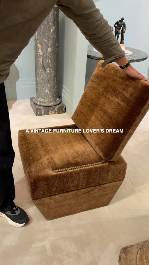 Paul Bert Serpette Antique Market | Paris 

Beyond obsessed with the industrial floor lamp and the wooden cabinet at the end….incredible. When I win the lottery, there will be SIGNS. But until then, great source of inspo

#paulbertserpette #parisvintage #vintagefurniture #paris #furnituremarket