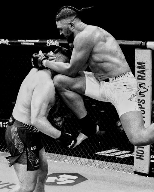Johnny Walker makes a statement in his heavyweight debut

That sequence of knees 🔥