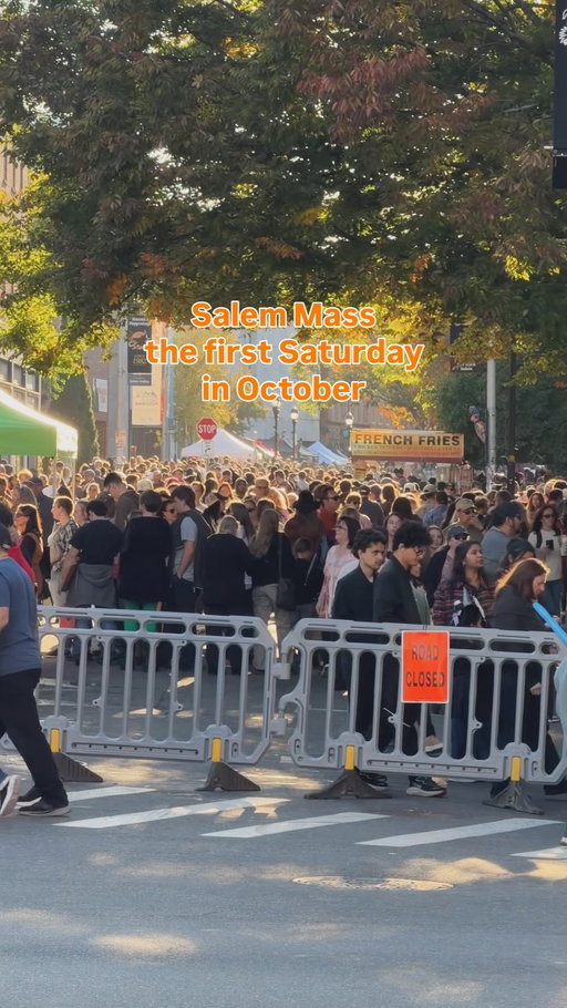 It’s the first weekend of October and the crowds are officially out in full force in the Witch City! #salem #halloween