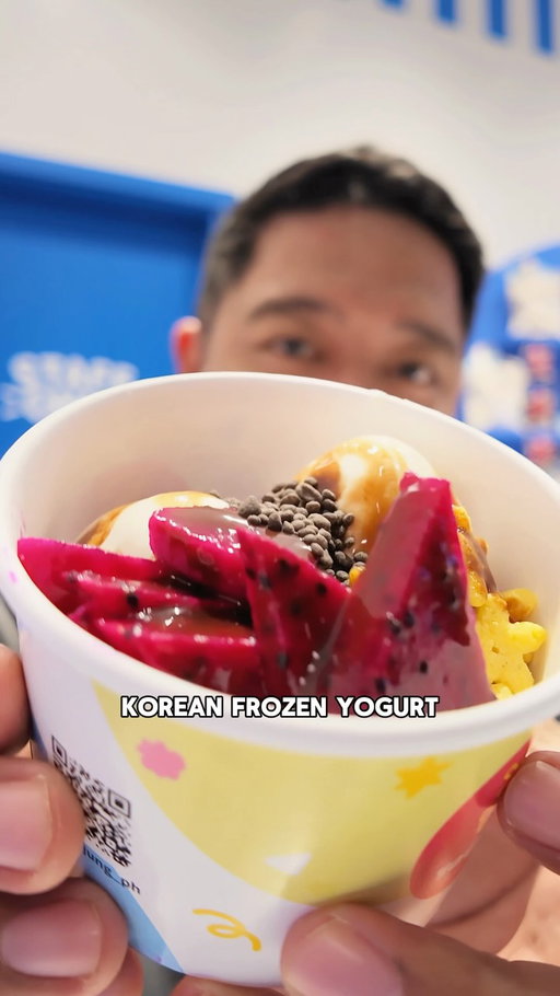 South Korea’s popular frozen yogurt brand is finally in Manila! 🇰🇷🍦

I tried Yoajung’s Signature Combo, Fruit Sando, and mochi with real fruit inside. The Kiwi Fruit Sando unexpectedly became my new favorite! 💚

Have you tried @yoajung_ph yet? What should we order next? 👀

#foodtripbakamo #yoajungphilippines #frozenyogurt #txt #yoajung_ph