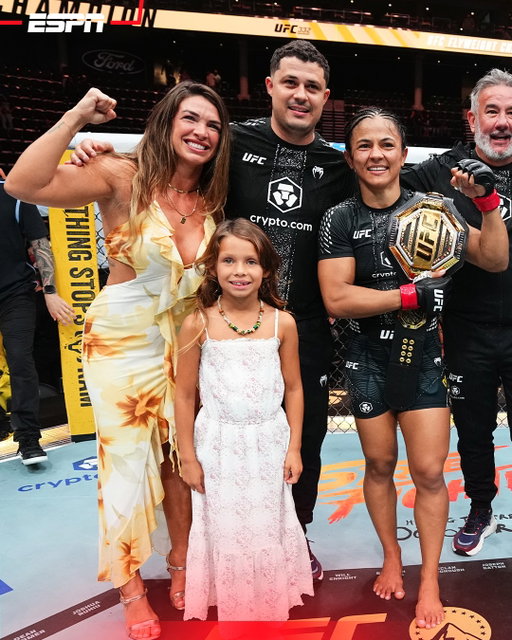 🚨 🚨 ALERTA DE FOTO PESADA PASSANDO NA SUA TELA! 🚨 🚨

Duas campeãs brasileiras do UFC juntas no octógono! Mackenzie Dern foi acompanhar de perto a luta de Natália Silva contra Wang Cong e celebrou com a amiga após a conquista do cinturão peso-mosca conquistado no UFC 332.

De um lado, a campeã do peso-palha. Do outro, a nova dona do cinturão dos moscas. O Brasil muito bem representado no topo do MMA feminino! 🏆🇧🇷

#ESPNKnockOut #MMA #UFC #NataliaSilva #MackenzieDern