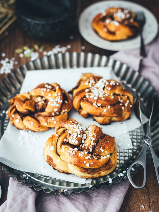 Kanelknutar 👉🏻 Zimtknoten mit Kardamom – schwedische Zimtschnecken 🙌🏻

In Schweden ist heute, am 4. Oktober, der „Tag der Zimtschnecke“ 🇸🇪
Dafür lasse ich meine Soft Cinnamon Rolls heute auch einfach mal Soft Cinnamon Rolls sein und teile mein Kanelknutar-Rezept mit euch 😅

Das sind knusprige Zimtschnecken mit reichlich Zimtfüllung. Ein weicher Hefeteig wird mit Butter und Zimt bestrichen und zu Knoten gerollt. Im Ofen werden die Zimtknoten knusprig gebacken und noch warm serviert. Ich finde, dass die Zimtknoten dadurch außen noch knuspriger werden und innen noch saftiger und weicher, weil mehr Füllung drin ist 👌🏻

👉🏻 Antwortet jetzt einfach mit dem Wort
REZEPT
und ich schicke es euch direkt zu 🙋🏼‍♀️