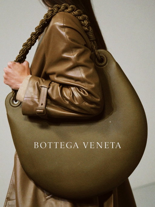 The Details - Bottega Veneta: Louise Trotter described the collection as “an observation in how we move between seasons”. A conversation across genders and generations. There was a dash of nostalgic floral, a reference to “Nona’s evening purse”, “father’s well worn shoes” and an assortment of weathered fabrics. Trotter continues to evolve the Bottega Veneta vocabulary without eroding craft heritage of the house and the creativity of her predecessors… #bottegavenata #🇮🇹