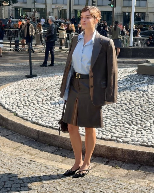 Happy @MiuMiu day to those who celebrate! Miuccia Prada just showcased her SS27 collection for the It-girl favourite brand to a front row including #EmmaMackey, #AlexaChung and #MaudeApatow. Meanwhile, Olivia Colman, Emma Corrin, Noah Jupe and Gigi Hadid were among those walking the runway of the Paris Fashion Week show.

Videos by @EnzoPly.