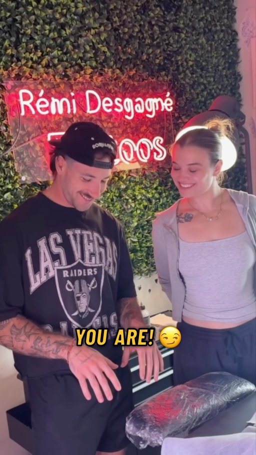 Late tattoo session avec @claudiemercier_ et @niclaf.ca ❤️‍🔥✨

Je vous amène avec moi pendant cette session tatouage où j’ai réalisé plusieurs tattoos sur Claudie et Nic ! Je vous explique tout le processus derrière les dessins ; de la création jusqu’au tattoos final… et évidemment, je vous montre tous les résultats. 👀

Mes bookings pour OCTOBRE & NOVEMBRE sont présentement OUVERTS! 🗓️

Vous avez un projet en tête? Slidez directement dans mes DM pour prendre rendez-vous ou simplement pour avoir une estimation de prix. 🫶🏼

#TattooMontreal #FineLineTattoo #MinimalistTattoo #MontrealTattooArtist #FineLineMontreal