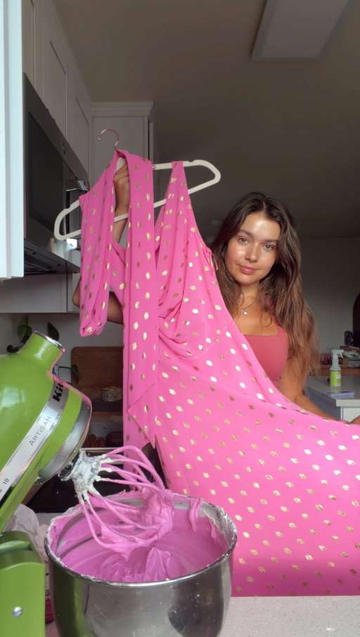 It’s about time for a new episode of Styled in Sugar!!

For this episode I am turning this beautiful pink @neverfullydressed dress into a cake!

The inside of this cake is a checkerboard made with vanilla cake & a matcha cake!

Stay tuned for the reveal :)

#checkerboardcake #cakedesign #cakedecorating #cakestagram #cakeartist