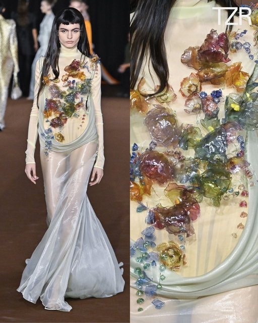 Tonight at #PFW, Miguel Castro Freitas presented @muglerofficial’s Spring/Summer 2027 collection, titled “Naturalia,” marking the third and final installment in his runway trilogy, “Glorified Clichés.” The creative director embraced the theatrical roots of the house, weaving in references to Thierry Mugler’s iconic archival pieces alongside an unmistakable thread of sensuality.

📷: Getty