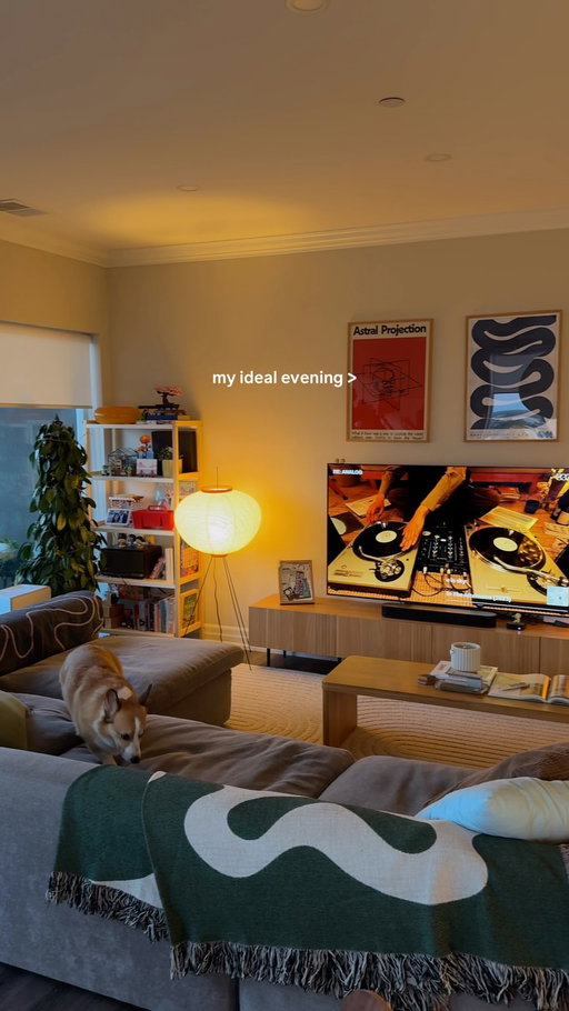 fall evening glow at home hits different

#cozyathome #apartmentdesign #homeinspo #homebodylife #apartmentdecor