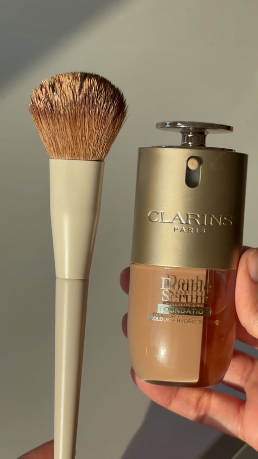 A hybrid foundation with skincare + makeup in it? yes please! @clarinscanada Double Serum Foundation is medium-full coverage and combines serum and foundation together for a hydrating finish on skin! It comes in 36 shades for all skin tones & skin types. 

*available at @shoppersbeauty 

#contentcreator #beautyinfluencer #clarins #shoppersbeauty #videooftheday