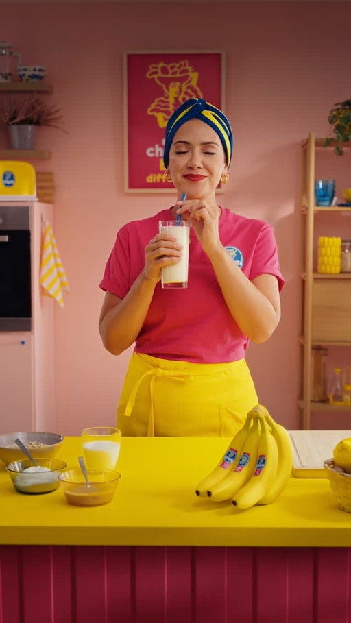 Miss Chiquita shows how to make a delicious smoothie in just a few minutes.
Because prevention can start with simple and healthy habits.

Ingredients
🍌 1 ripe Chiquita banana
🥣 150 g Greek yogurt (or plant-based alternative)
🥜 1 tbsp 100% peanut butter
🥛 150 ml plant-based drink or milk
🌾 1 tbsp rolled oats
✨ A pinch of cinnamon
🧊 Ice

How to prepare: 
1️⃣ Add all ingredients to a blender.
2️⃣ Blend until smooth and creamy.
3️⃣ Add ice for a colder texture and blend again briefly.
4️⃣ Pour into a glass and enjoy immediately.