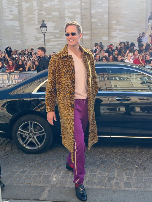 @maisonvalentino is for the bibliophiles. For its spring-summer 2027 show at #ParisFashionWeek, titled “Antibiblioteca” and held at the Bibliothèque Sainte-Geneviève, guests were encouraged to bring along a book to donate to local Parisian libraries. From @kingofbingo’s “Mastering the Art of French Cooking” to @cynthiaerivo’s contribution of “Giovanni’s Room,” spot any titles you’re adding to your TBR? 📚

Videos courtesy @enzoply