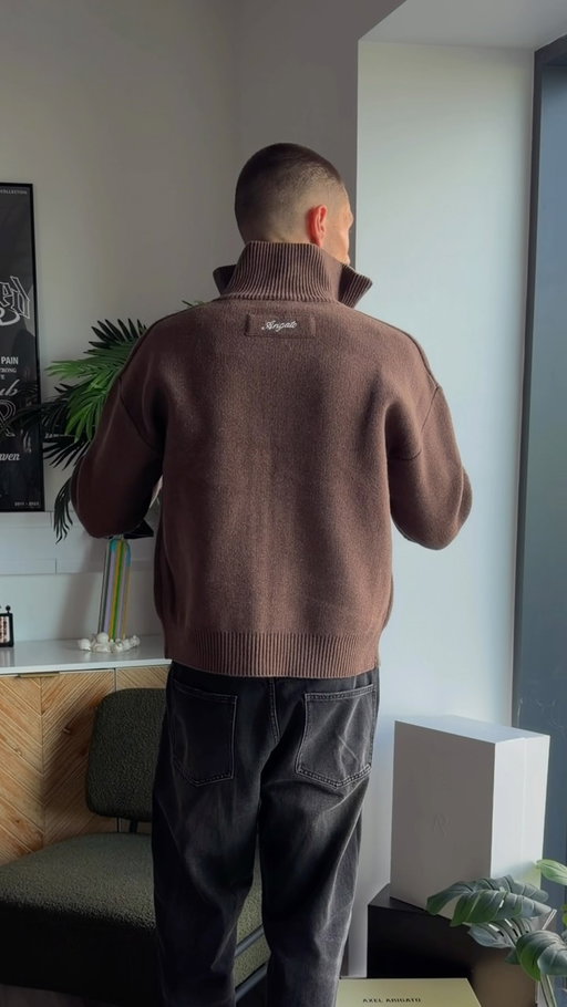 The Perfect Knit Sweater For Autumn/Winter - @axelarigato 🧶

AD | Knitted from a soft wool-blend. It has a classic zip-up profile finished with logo embroidery at the back. 

#axelarigato #knittedsweaters #mensouterwear #autumnfashion #streetwear