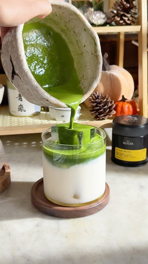 first time trying agave in matcha, so far it’s good, but i still like it with my banana bread syrup 🤭🍂

finishing my Uji Hikari from @rebelbunnymatcha 🖤

#matcha #recipe #homecafe #aesthetic #cafe