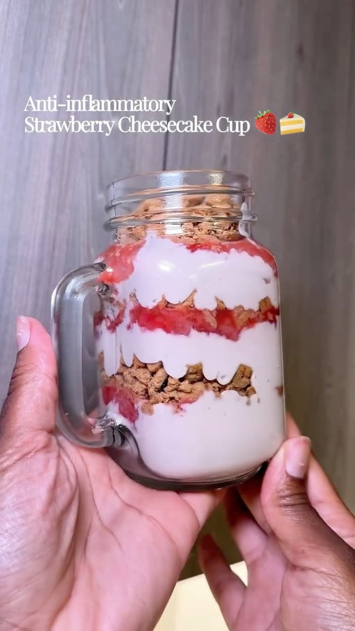 *save this for later*

Anti-inflammatory Strawberry cheesecake that won’t spike your blood sugar + leave you bloated? Yes PLEASE

I made this high-protein anti-inflammatory cheesecake cup and it tastes like the real thing (thank you @kiatatyanaa)

WHAT’S INSIDE:
1. Base: @simplemills honey cinnamon sweet thins 
2. Cream: @cocojune_organic yogurt + vanilla extract + agave + @truvani strawberry flavored protein powder
3. Swirl: fresh strawberries (no refined sugar)

No bake. No refined sugar. Ready in 10 mins and meal-prep friendly.

Try it and let me know what you think!