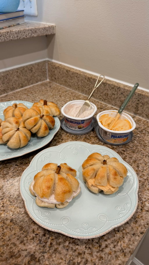 #PhillyPartner Just when I thought my pumpkin bagels couldn’t get any better @phillycreamchs pumpkin spice and new cranberry orange came along 🥯🧡
