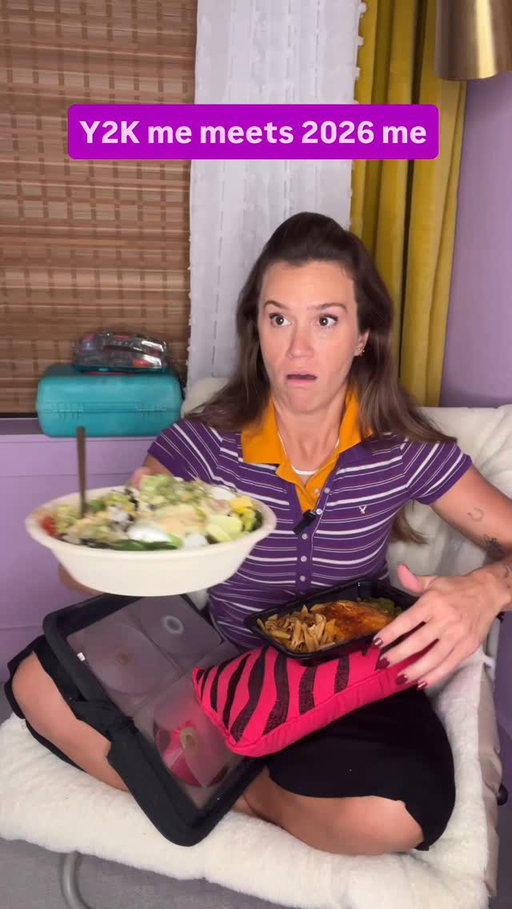 #QDOBAPartner Teenage me thinks we’re rich. I’m not correcting her…Text QUESO to 73622 to get a text on how to get $5 off $15 at QDOBA thru 10/18! And as always GUAC 👏 AND 👏 QUESO 👏 ARE 👏 FREE on any entree!

#millennial #momsofinstagram #y2knostalgia #90skid