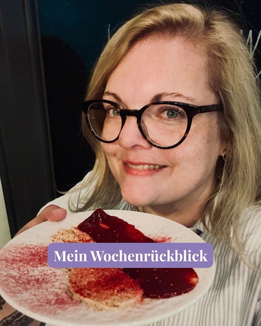 Der letzte Wochenrücbklick ist 2 Wochen her, fühlt sich sie wie 1/2 Jahr an... 🤪

1. „Essen in Düsseldorf“ war schon das Motto seit Freitag 👌🏻
2. Düsseldorf ist toll! Und Köln auch! Ich mag beides. Aber die 4 Tage in Düsseldorf waren so grandios – ihr findet noch einiges in meinen Highlights und ich teile auch noch Sachen im Feed 👉🏻
3. Tschuldigung, Hannes, dass ich dich abgeschnitten habe. Aber dieser Pulli einfach 😮‍💨 @hannes_arendholz hat ein Butter-Buch gemacht, das brauch ich! 🧈
4. Bestes Shirt einfach 😍 @restaurant_coeur_dartichaut Beides auf der Rolling Pin am Montag – muss ich noch drüber berichten!
5. Düsseldorf durchgeballert und am nächsten Tag direkt im Frischeparadies für das nächste Projekt 😅
6. Hat komplett nach Holz geschmeckt und war ungenießbar... Wurde aber für ein Shooting gebraucht. Und zwei Tage später hab ich grünen Spargel für 3,49 € bei Aldi entdeckt... 😅
7. Kompletten Dienstag durchgerockt mit meinen liebsten Jungs @diejungskochenundbacken @omalore.kreativagentur @omalorefoodstudio - Wir haben gestunken, wir haben gehustet, wir waren am Ende, aber es hat sich gelohnt, alles im Kasten! 🫶🏻
8. Ich liiiieeeebe die Feigen-Zeit so sehr!
9. Anstatt mal Pause zu machen, hab ich direkt weiter gemacht. Tagsüber 2 Wochen liegen gebliebene Buchhaltung am Schreibtisch...
10. Abends dann Tapas mit den liebsten Ex-Verlags-Kolleg:innen – auch nach 10 Jahren lachen wir zusammen über die Memes, die wir uns damals geschickt haben 🤣
11. Zwischendurch koche ich auch noch, zum Beispiel schnelle Thunfisch-Pasta.
12. Oder ich treffe mich zum Lunch mit meinen Liebsten @mikanoid und @juristique 😘
13. Da guckste hoch und denkst, du bist in der Zeit gereist.
14. Sonntagsfrühstück aus der „Das Gefrierfach muss leer werden“ Edition. Es gab viele Balubeeren und wenig Pfannkuchen 😅
15. Einfach mal spontan Kanelknutar gebacken 🇸🇪
16. Nach süß kommt herzhaft, so will es das Gesetz!
17. Es macht einfach zu viel Spaß!

Ist natürlich noch viel mehr passiert und geht genauso weiter, wuah! 🫣😅🙋🏼‍♀️