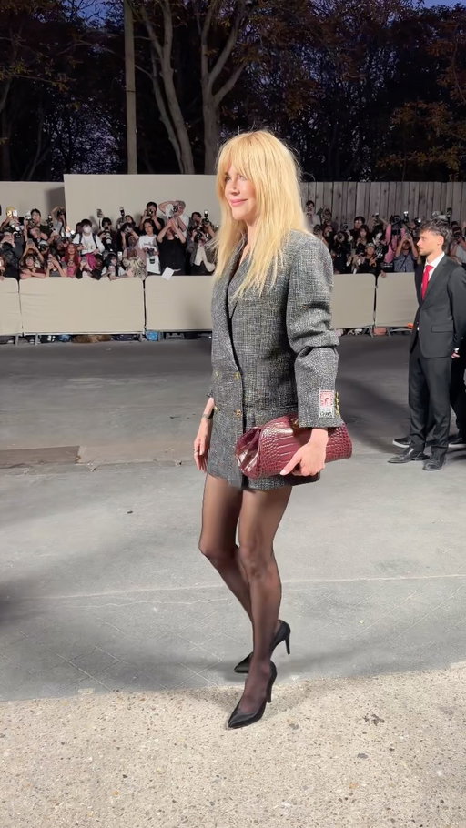 We love a mother-daughter date at #ParisFashionWeek. @NicoleKidman has arrived at the @ChanelOfficial spring 2027 show tonight, hand-in-hand with her daughter, Faith Margaret. Discover the collection at the link in bio.
Video by @enzoply