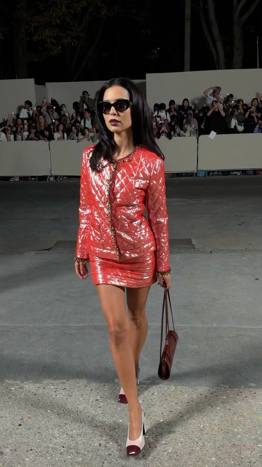 She is the moment. Tonight at #ParisFashionWeek, @AlexaDemie brought some red-hot flair to the @chanelofficial spring 2027 show. See every look at the link in bio.
Video by @enzoply