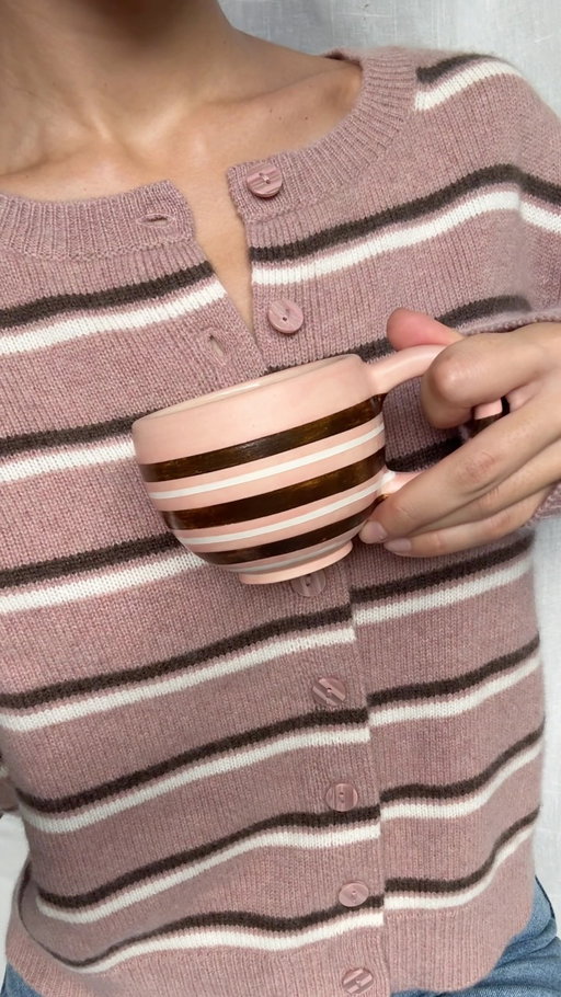 Cashmere, but make it pottery 💗☕️ @sofiabym turned her Quince stripes into a matching mug, complete with soft pink peonies inside 🌸