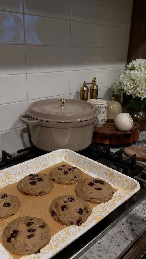 One of the best ways to use up ripened bananas 🍌 🤎

½ cup salted browned butter
⅔ cup brown sugar
¼ cup granulated sugar
1 egg yolk
⅓ cup mashed ripe banana
1½ tsp vanilla
1⅔ cups flour
½ tsp baking soda
½ tsp kosher salt
¾ tsp cinnamon
1 cup chocolate chips/chunks
flaky sea salt

Mix, chill uncovered for 30+ min, then bake at 350°F for ~13 min. Take them out just before they look fully done—they’ll finish baking on the pan & stay extra chewy! 🤎

#cookie #healthylifestyle #cookies #banana #fallbaking