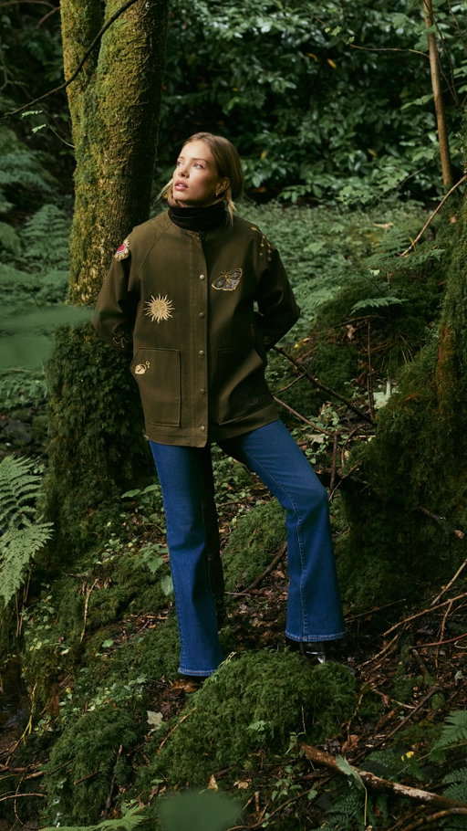 Returning for a third chapter, this limited edition collaboration celebrates the keepsakes we hold close and the memories they carry. Collected Treasures brings together @elizabethscarlett’s original handpainted designs and delicate embroidery with Nobody’s Child’s signature silhouettes.

Discover the collection now.