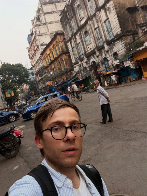 Индия, Калькутта, штат Западная Бенгалия. Это не Мумбай, тут реально бедность, а какие же тут запахи...Лежащие люди на тротуарах с гниющими конечностями, грудные дети на полу пьющие подогретое 40 градусной жарой молоко, бродячие собаки с выпирающими костями — Индия очень разная.