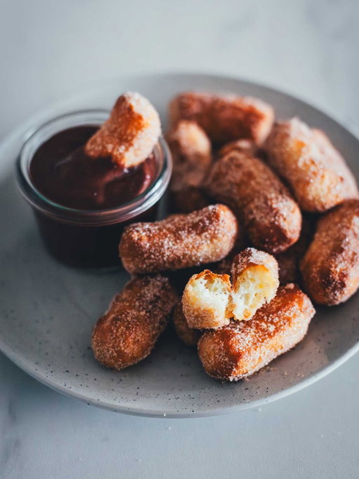 Churro Bites aus dem Airfryer 🥳

Noch mehr Lust auf Zimt? 😅 Diese Churro Bites sind die kleinen Schwestern von klassischen Churros. Und anstatt sie zu frittieren, werfe ich sie ganz smart in die Heißluftfritteuse 👌🏻
Und es wird noch besser: Der Teig lässt sich portioniert hervorragend einfrieren! Packt einfach einen solchen Beutel in den Froster und backt euch nach Bedarf frische Churros im Airfryer auf, die ihr nur noch in Zimt-Zucker wälzen müsst. Ich liebe solche Hacks! ✌🏻

👉🏻 Kommentiert jetzt einfach mit 
REZEPT
und ich schicke es euch direkt zu! 👌🏻

Weitere leckere Rezepte mit Zimt gibt es heute auch wieder bei
@waseigenes
@diejungskochenundbacken
@zimtkeksundapfeltarte
@skueche