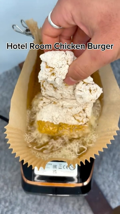 Would you try this Hotel Room Chicken Burger by @jagoscrandles 

#chickenburger #hotellife #chickensandwich #friedchicken