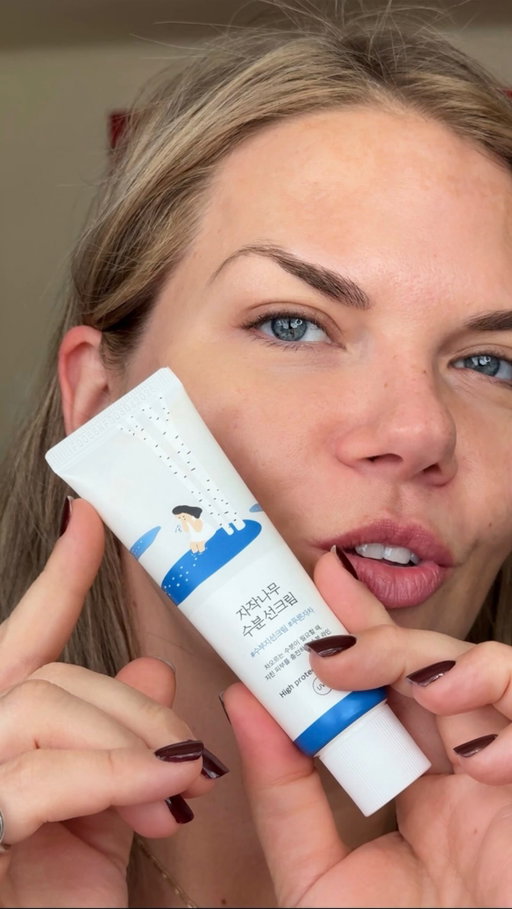 Musím sa s vami podeliť o objav tejto sezóny!

Ak si myslíte, že SPF patrí len do leta, tak vôbec nie. SPF je celoročná súčasť skincare rutiny - alebo by aspoň určite mala byť. A dnes je našťastie naozaj z čoho vyberať.

Pri poslednej návšteve @ksisters.slovensko na Nivách mi dievčatá odporučili tento fantastický hydratačný SPF krém od @round.lab a odvtedy som ho prakticky nezložila z rúk.

Je taký ľahký a hydratačný, že mi konzistenciou pripomína skôr sérum než klasický SPF krém. Na pleti je veľmi príjemný, krásne sa nosí a presne toto je typ SPF, po ktorom siaham rada každý deň. Ako posledný krok mojej dennej rutiny. Ráno taktiež používam Botonix Age defying krém ktorý krásne pleť vyhladí keďže obsahuje aj silikon. Spolu s SPF krémom slúžia ako skvelá báza pod Makeup. 

A to asi hovorí za všetko - kúpila som si ešte jeden aj pre kamošku ako darček.

Toto nieje platená reklama, produkt som si kúpila sama a jednoducho sa s vami delím o niečo, čo ma naozaj veľmi príjemne prekvapilo.