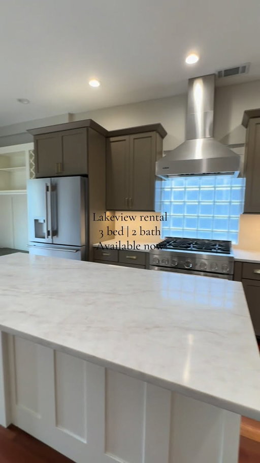 3 bed | 2 bath duplex up available now for rent Lakeview!
Parking included- DM for details✨

#chicagorealestate #chicagoapartments