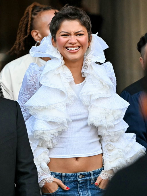 Aaaand she's back! @zendaya has arrived at Paris Fashion Week for the Louis Vuitton Spring/Summer 2027 collection fashion show. This fit...we are absolutely speechless.

Photos: Getty Images
