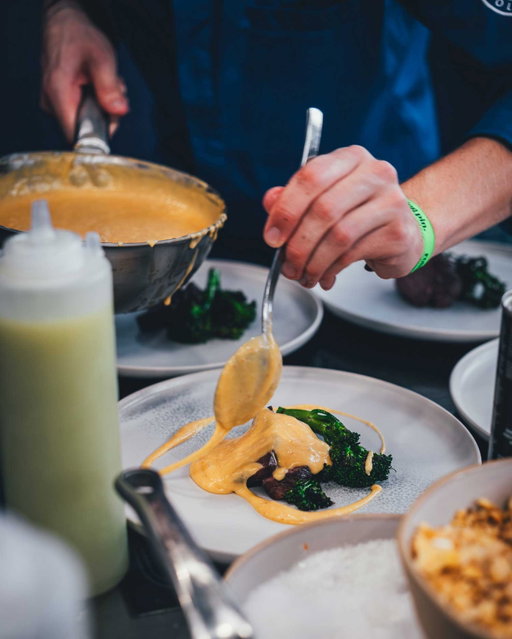 Werbung | Schon wieder eine Woche her ist das große Branchentreffen in Düsseldorf auf der diesjährigen ROLLING PIN CONVENTION 🥳

Nach 3 großartigen Tagen bei CHEFS IN TOWN ging es hier für mich direkt fantastisch weiter beim „Klassentreffen“ der Gastronomie. Ich freu mich immer riesig, alte Bekannte von früher zu treffen und neue Leute kennen zu lernen und hatte einen tollen Tag mit meinem lieben Sascha von @diejungskochenundbacken. Abends konnten wir uns die PIN.OFF Party der Freakstotables natürlich auch nicht entgehen lassen 👌🏻

Viele spannende Eindrücke, tolle Begegnungen und vor allem viel Inspiration sind auf jeden Fall hängen geblieben. Ich freue mich schon auf nächstes Jahr! ☺️

#rollingpinconvention #rollingpinmag #chefsintown #freakstotable @rollingpin.co @freakstotable @chefsintowndus