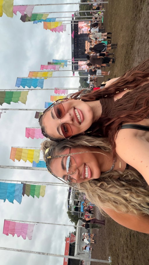 2 girls 1 brain cell ✨🧠✨
.
formal introduction of tweedle & dee coming soon 
.
#bestieforlife #bestfriendsforlife #austininfluencer
