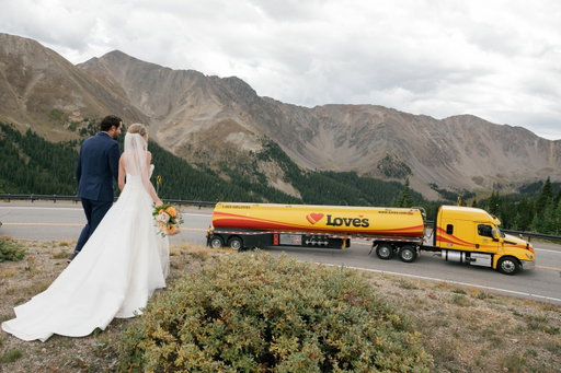 A Love’s tanker driving by during your wedding photos on Loveland pass = a good sign. Congratulations, Andrea and Andrew! 💛
📸: @rylocreative
👰‍♀️: @akiefr