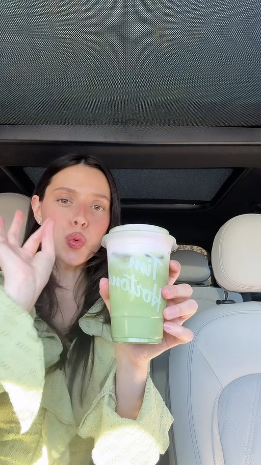 je pense que j’ai trouvé mon nouvel incontournable Tim : le nouveau matcha latte glacé à la fraise avec mousse froide !!!!! 🥹🍵🍓 va l’essayer chez @TimHortonsQC #pub