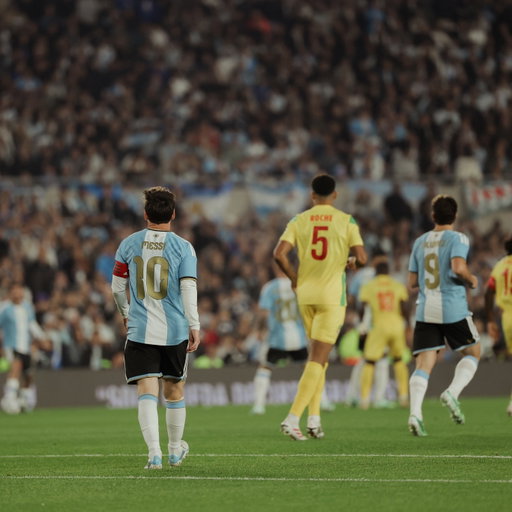 #AD10S 🐐

⏱️ Minuto 10, se frena el mundo

😍 Te amamos para toda la vida

📍 Estadio Monumental