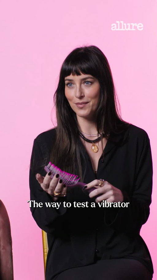 Good thing it’s nearly the holiday season, because we have your #AnneHathaway- and #DakotaJohnson-approved white elephant gift 🎁 Tap the link in bio to watch the full video, where the “Verity” actors give TikTok trends their stamps of approval.