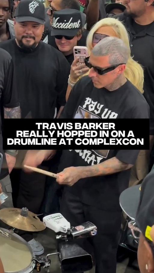Only at @complexcon... @travisbarker really hopped on the sticks with @la_drumline01 and @coughsyrupbydestodubb 🥁

📷: @shotby40wayjay