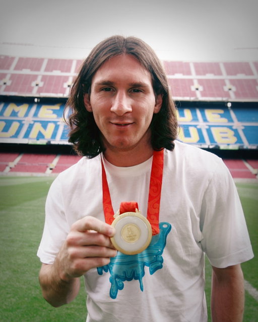 Des d’aquell or a Beijing 2008, una carrera inoblidable fent història amb l’Albiceleste. 🥇🇦🇷

Enhorabona, Leo, per continuar fent gran la samarreta de l’Argentina! 🐐👏

From that gold medal in Beijing in 2008 to an unforgettable career, making history every step of the way with La Albiceleste. 🥇🇦🇷

Congratulations, Leo, for continuing to make Argentina’s jersey even more iconic! 🐐👏

Desde aquel oro en Beijing 2008, una carrera inolvidable haciendo historia con la Albiceleste. 🥇🇦🇷

¡Enhorabuena, Leo, por seguir haciendo grande la camiseta de Argentina! 🐐👏