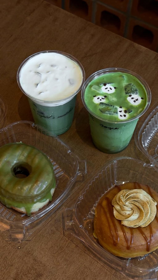@cupidsmatcha x @docedonutco pop-up 🍵

I’m so happy more pop-ups are coming to the Eastside!! 🥹🫶🏼 I finally got to stop by @cupidsmatcha pop-up in Bellevue at @docedonutco! Their matcha is so good and they also make the cutest matcha art. 🤎

Featured:
🍵 Jasmine Matcha Forest
☁️ Whipped Honey Matcha
✨ Matcha Donut
🍩 Pumpkin Spice Latte Donut 

Follow @cupidsmatcha for their next pop-up date! 🫶🏼

#matcha #seattlepopup #seattlefood #seattlecafe #cafehopping