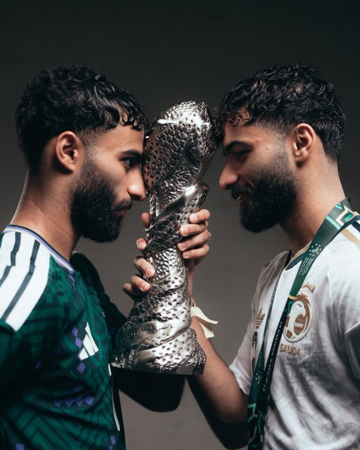 ‏رافع الكأس..
‏سـعـــودي 🇸🇦🏆
‏⁧‫#الأخضر_بطل_الخليج‬⁩ | ⁧‫#هذا_الأخضر‬⁩