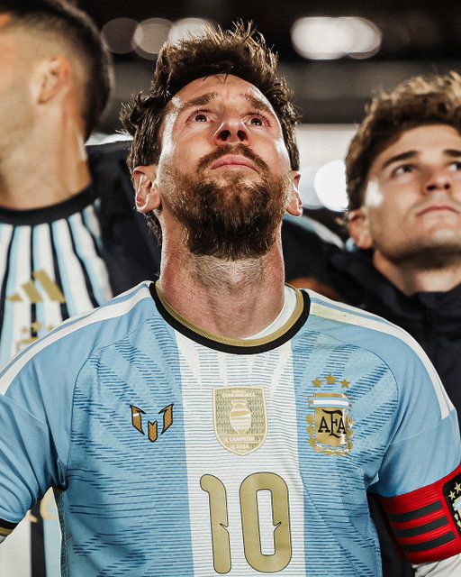 #AD10S 🐐 

Sos los brazos al cielo.
Sos el abrazo eterno.
Sos resiliencia.
Sos los momentos más felices.
Sos esa pasión que es productiva para el corazón, quizá la más productiva de las pasiones.

¡Gracias! Simplemente gracias, Leo.