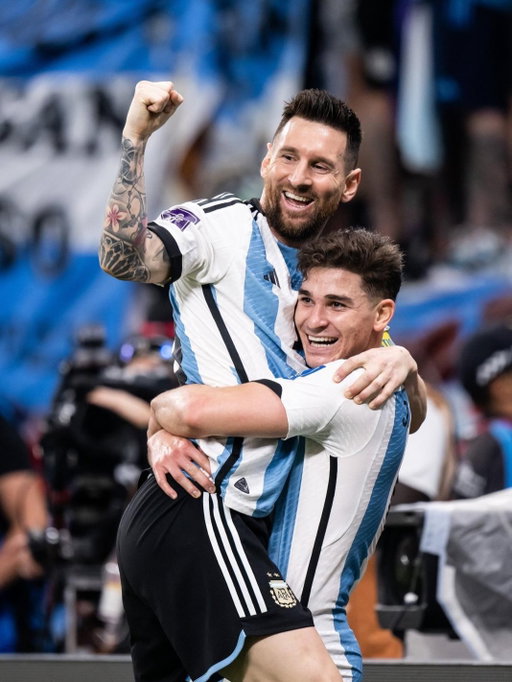 Que privilegio compartir cancha y tantos momentos con vos.

Primero te admiré como un nene, como millones de argentinos que crecimos soñando con ser futbolistas gracias a vos. Despues tuve la suerte de conocerte, ser tu compañero y vivir cosas que nunca voy a olvidar.

Gracias por todo lo que nos diste, por representar a nuestro país de la manera que lo hiciste y por dejarnos un legado que va mucho más allá del fútbol.

Te vamos a extrañar mucho con la celeste y blanca.

Para mí vas a ser siempre el más grande. MUCHAS GRACIAS LEO 🤍