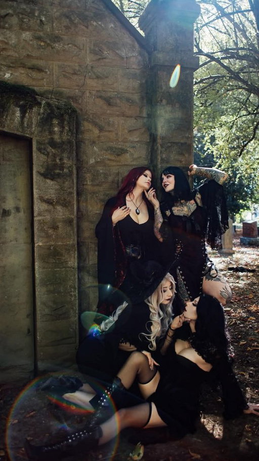 Just 4 girls visiting old friends 🪦⚰️
@vnillacupcake 
@mikomihokina 
@heidilavon 
@jennrowley